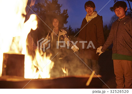 林間学校　キャンプファイヤー 32526520