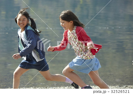 林間学校 遊んでいる小学生の写真素材