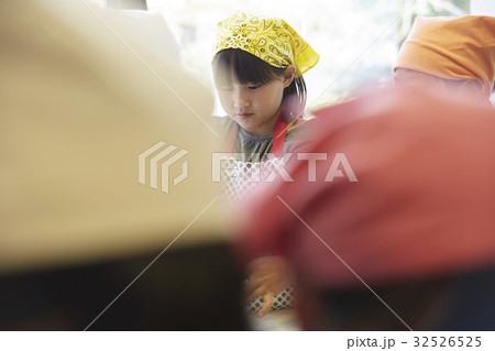 林間学校　料理する小学生 32526525