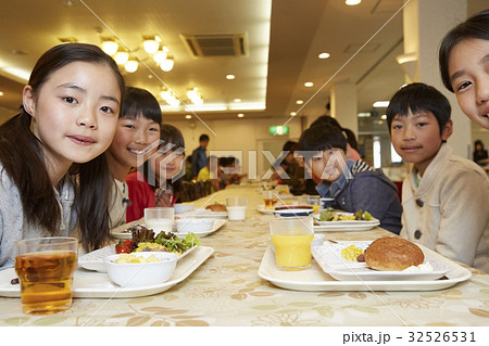 林間学校 食事する小学生の写真素材