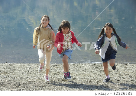 林間学校　遊んでいる小学生 32526535