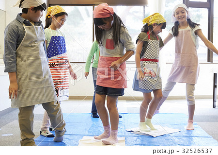 林間学校　料理する小学生 32526537
