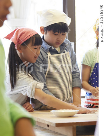 林間学校　料理する小学生 32526540