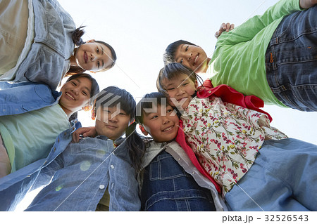 林間学校　仲の良い小学生 32526543