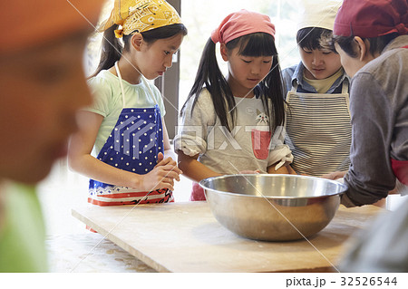 林間学校　料理する小学生 32526544