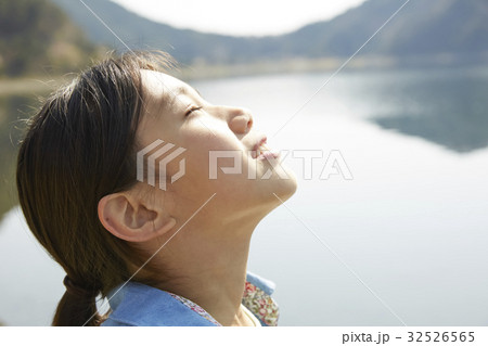 湖にいる子供 湖にいる子供 32526565