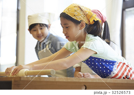 林間学校　料理する小学生 32526573