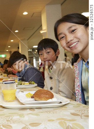 林間学校　食事する小学生 32526575