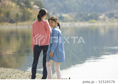 湖を歩く大人と子供 32526576