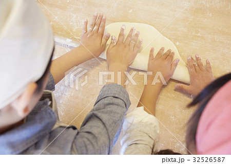 林間学校　料理する小学生 32526587