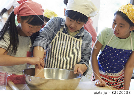 林間学校　料理する小学生 32526588