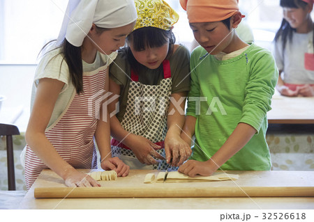 林間学校　料理する小学生 32526618