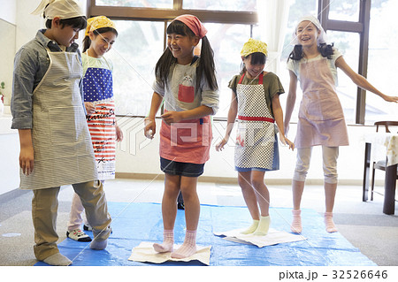 林間学校　料理する小学生 32526646