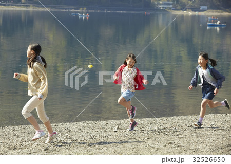 林間学校　遊んでいる小学生 32526650