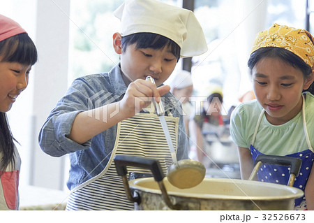 林間学校 料理する小学生 林間学校 料理する小学生 32526673