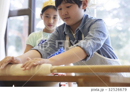 林間学校　料理する小学生 32526679