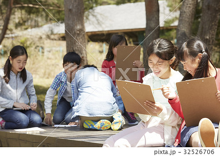 林間学校　写生する小学生 32526706