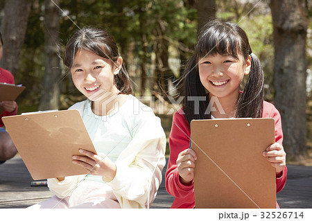 林間学校 写生する小学生 林間学校 写生する小学生 32526714