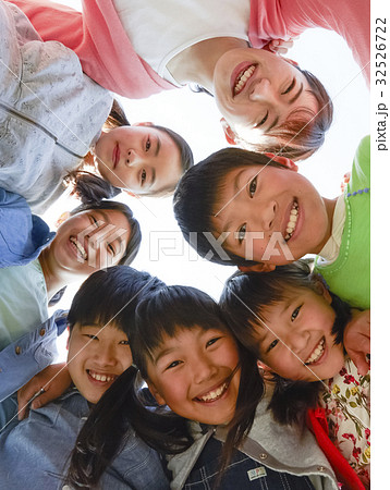 林間学校　仲の良い小学生 32526722