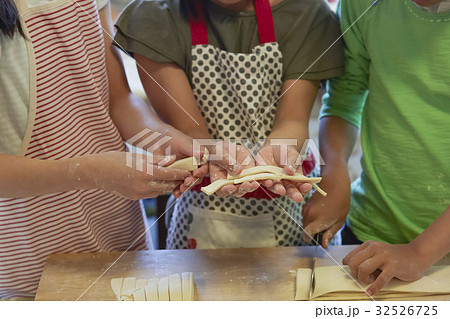 林間学校 料理する小学生 林間学校 料理する小学生 32526725