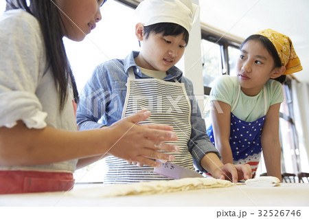 林間学校 料理する小学生 林間学校 料理する小学生 32526746