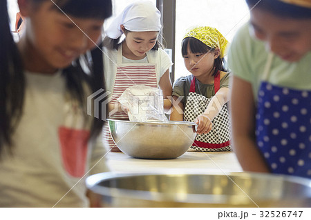 林間学校　料理する小学生 32526747