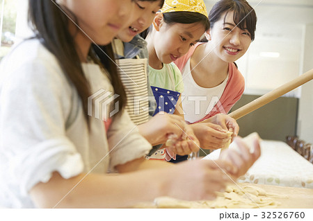 林間学校 料理する小学生 林間学校 料理する小学生 32526760