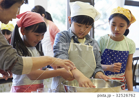 林間学校　料理する小学生 32526762