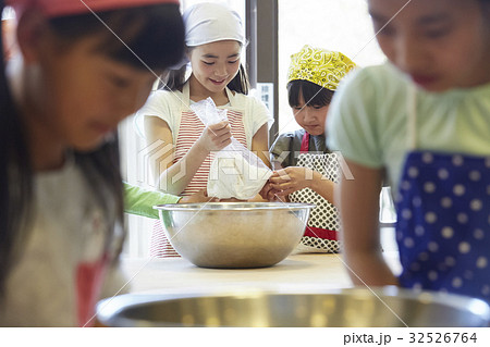林間学校　料理する小学生 32526764