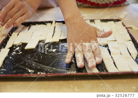 林間学校　料理する小学生 32526777