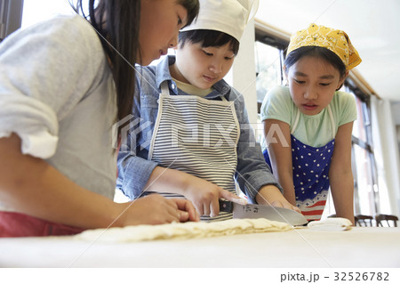林間学校 料理する小学生 林間学校 料理する小学生 32526782