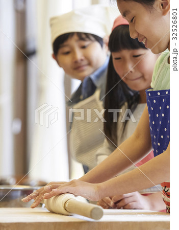 林間学校　料理する小学生 32526801