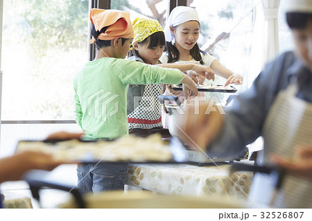 林間学校 料理する小学生 林間学校 料理する小学生 32526807