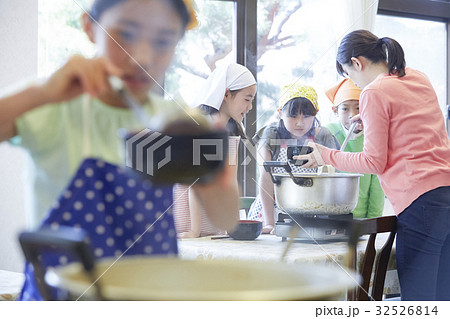 林間学校　料理する小学生 32526814
