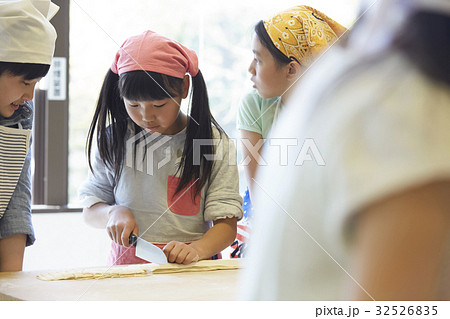 林間学校　料理する小学生 32526835