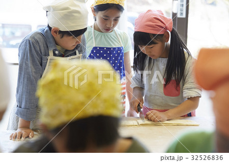林間学校　料理する小学生 32526836