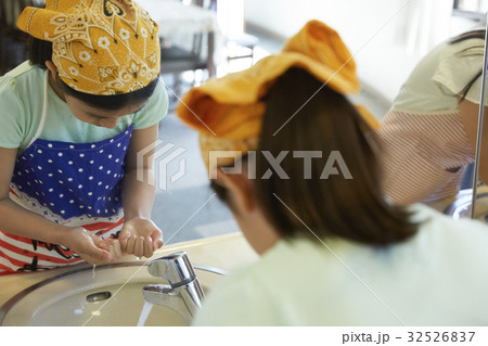 林間学校 手を洗う小学生 林間学校 手を洗う小学生 32526837
