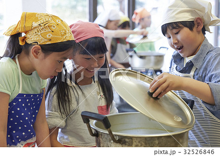 林間学校 料理する小学生 林間学校 料理する小学生 32526846