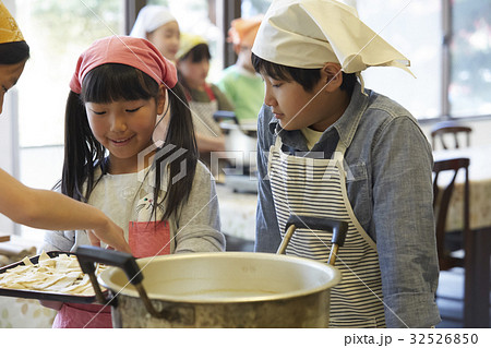 林間学校　料理する小学生 32526850