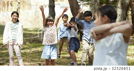 林間学校　遊んでいる小学生 32526851