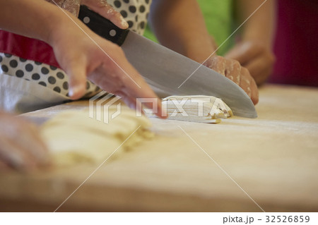 林間学校　料理する小学生 32526859