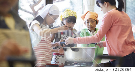 林間学校　料理する小学生 32526864