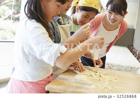 林間学校　料理する小学生 32526868