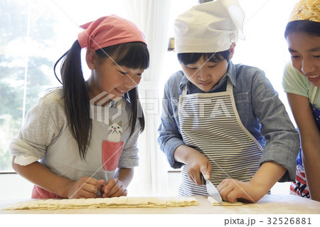 林間学校 料理する小学生 林間学校 料理する小学生 32526881