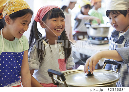 林間学校 料理する小学生 林間学校 料理する小学生 32526884