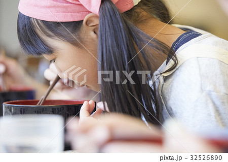 林間学校　食事する小学生 32526890