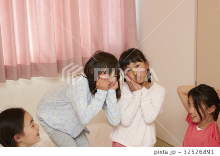 林間学校　部屋で遊ぶ小学生　 32526891