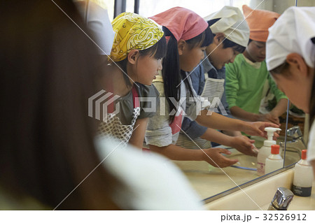 林間学校　手を洗う小学生 32526912