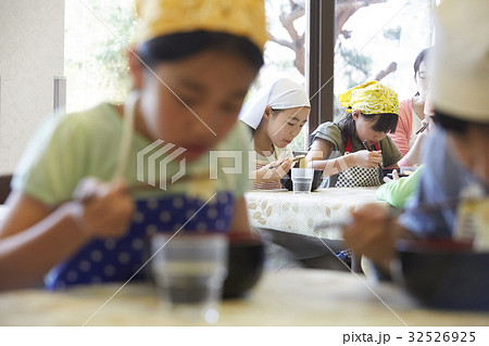 林間学校 食事する小学生 林間学校 食事する小学生 32526925