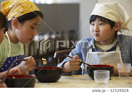 林間学校 食事する小学生 林間学校 食事する小学生 32526928